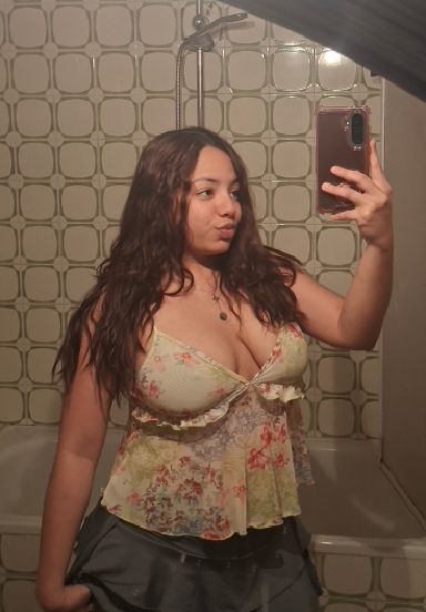 Kiari, private video chat host from Spain